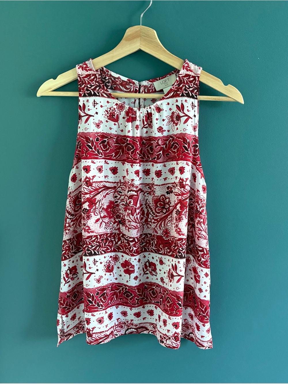 LOFT Red & White Patterned Sleeveless Blouse, Size Medium Petite